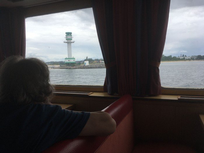 Leuchtturm vom Schiffsfenster aus gesehen.