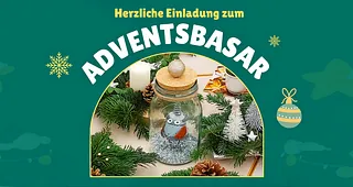 Vier Personen stehen in einer Kirche.