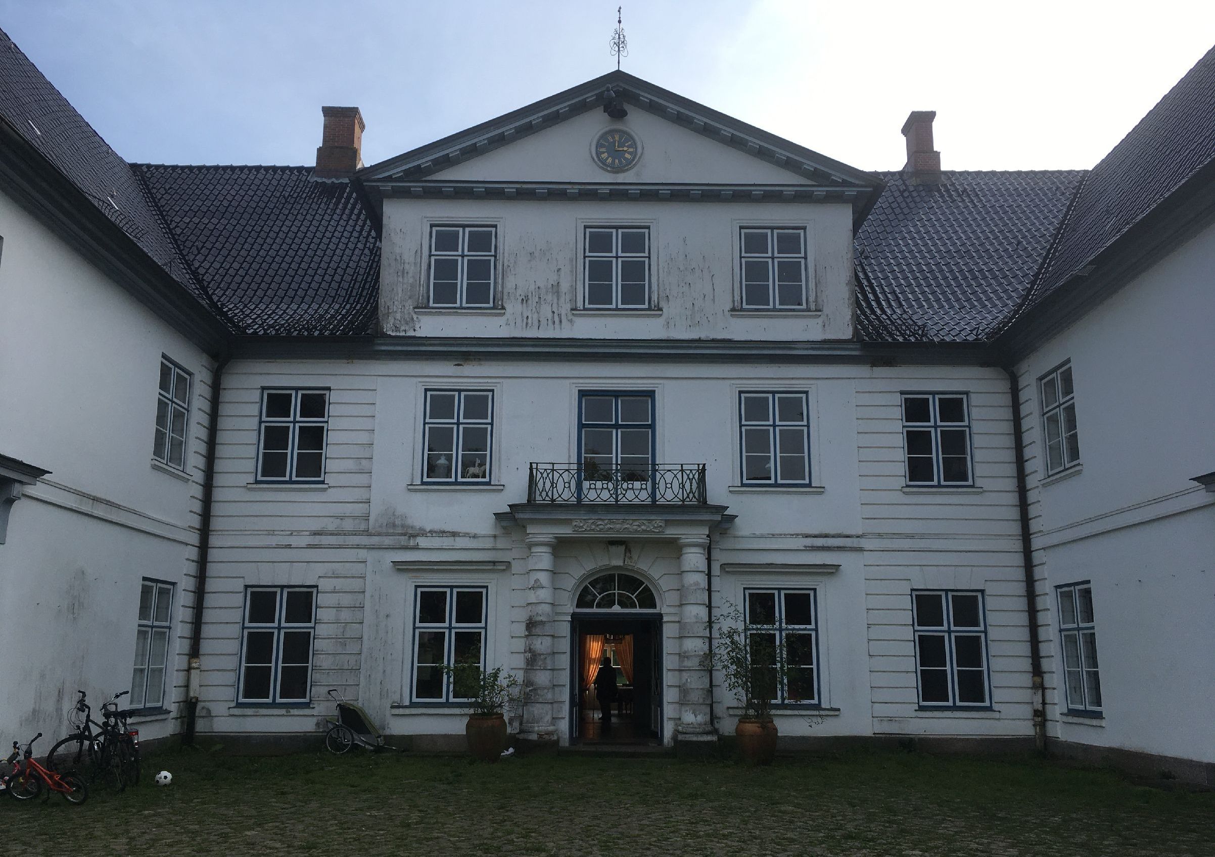 Historisches Herrenhaus mit vielen Fenstern.