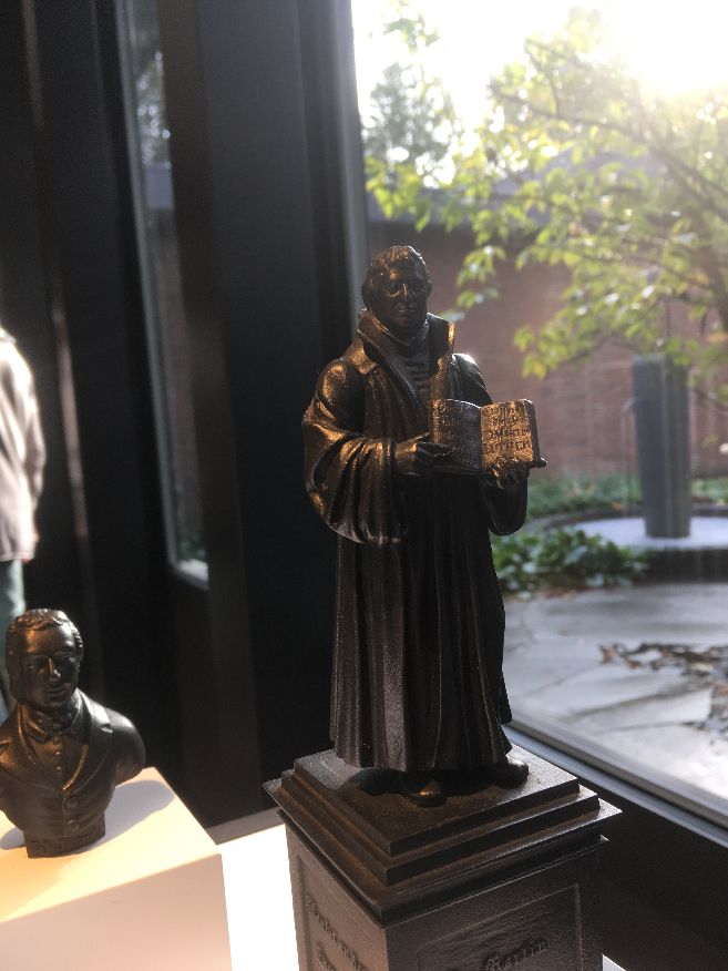Bronzestatue von Martin Luther mit Buch.