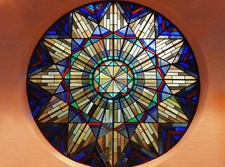 Pfarrer und Gemeinde während des Gottesdienstes.