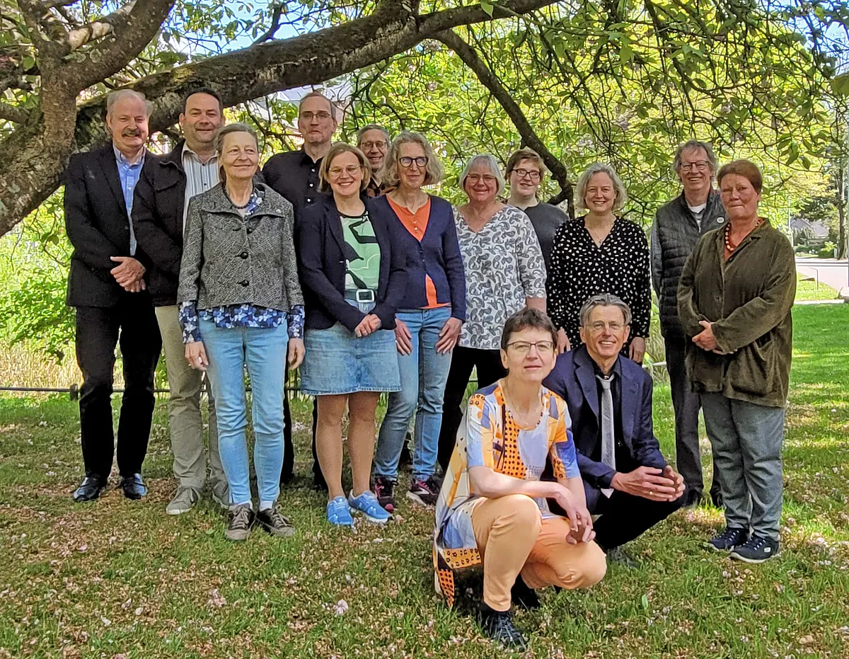 Große Gruppe Menschen auf einer Treppe.