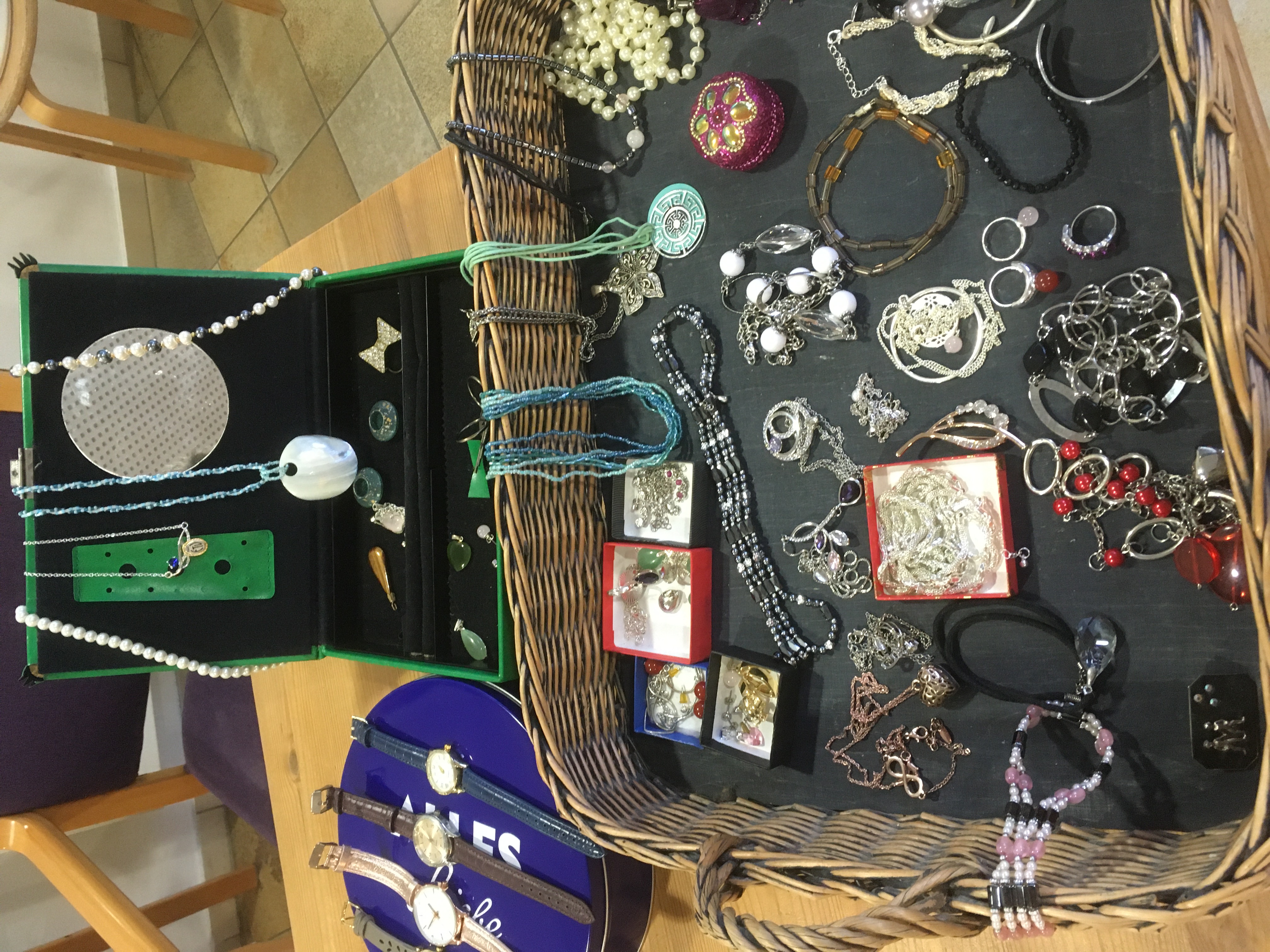 Tisch mit Schmuck, Uhren und Accessoires.