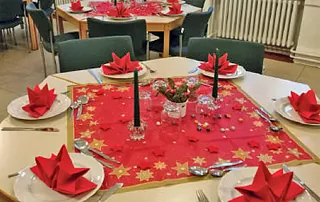 Moderne Kirche mit hohem Turm.