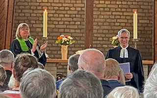 Pfarrer und Gemeinde während des Gottesdienstes.