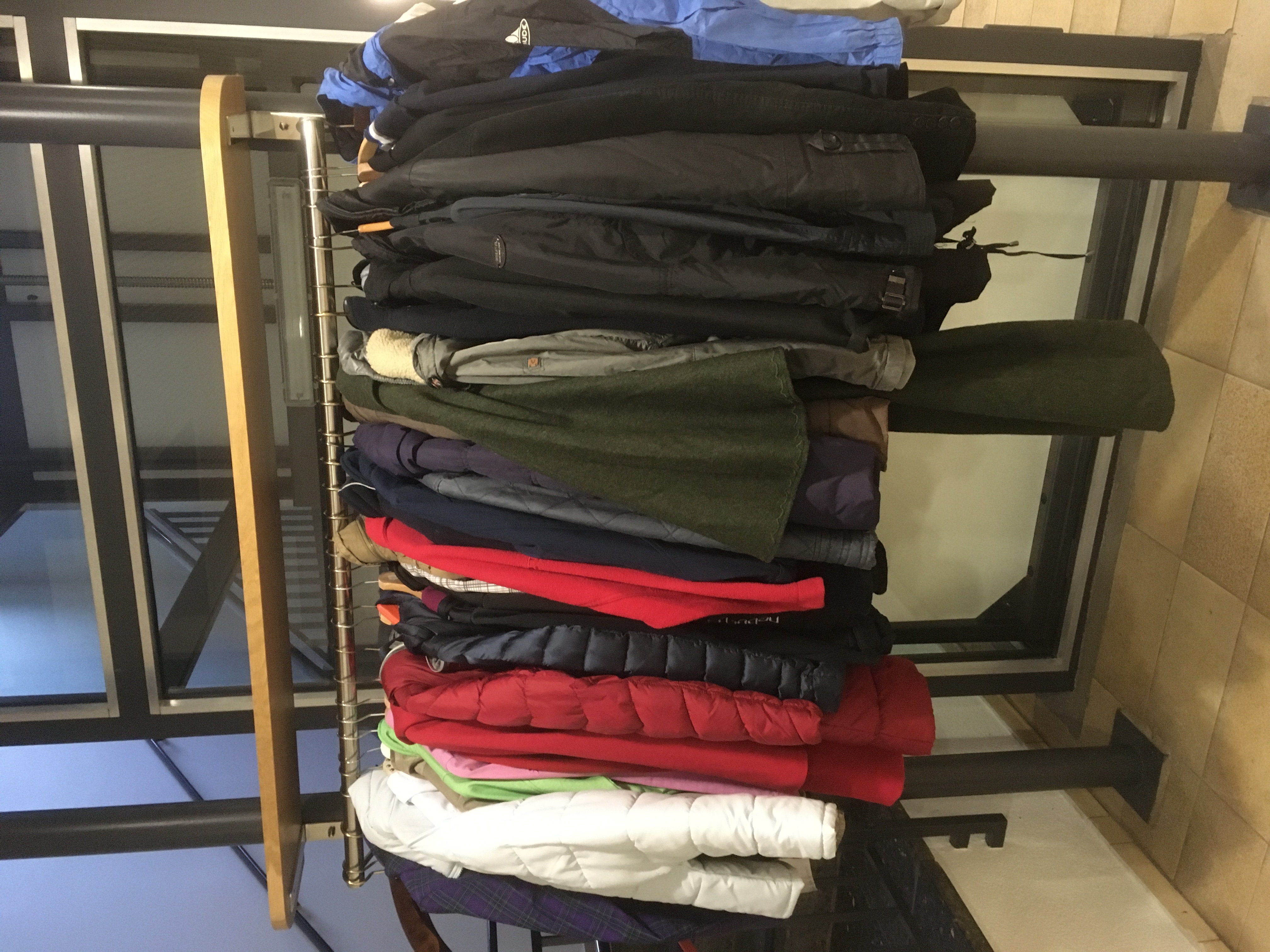 Garderobe mit vielen Wintermänteln.