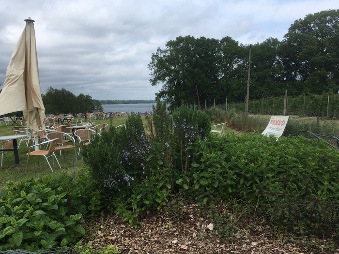 Gartenrestaurant am Seeufer.