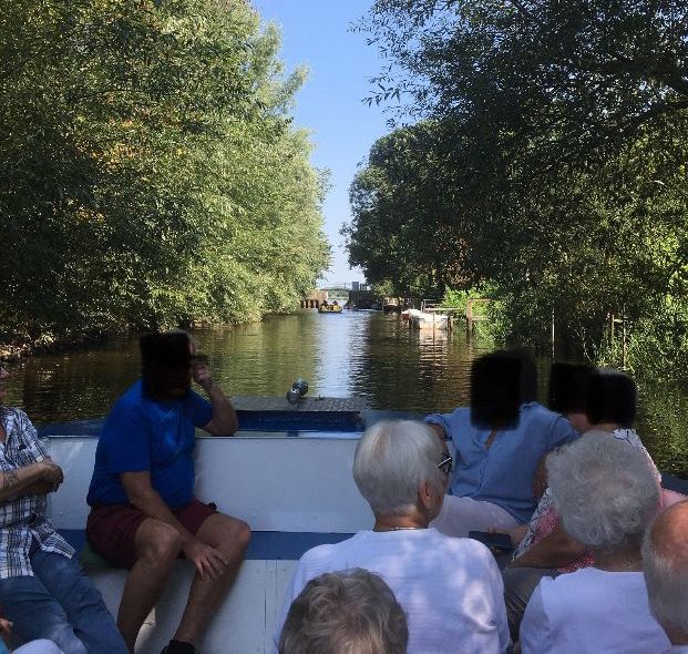 Menschen auf Bootsfahrt auf einem Fluss.