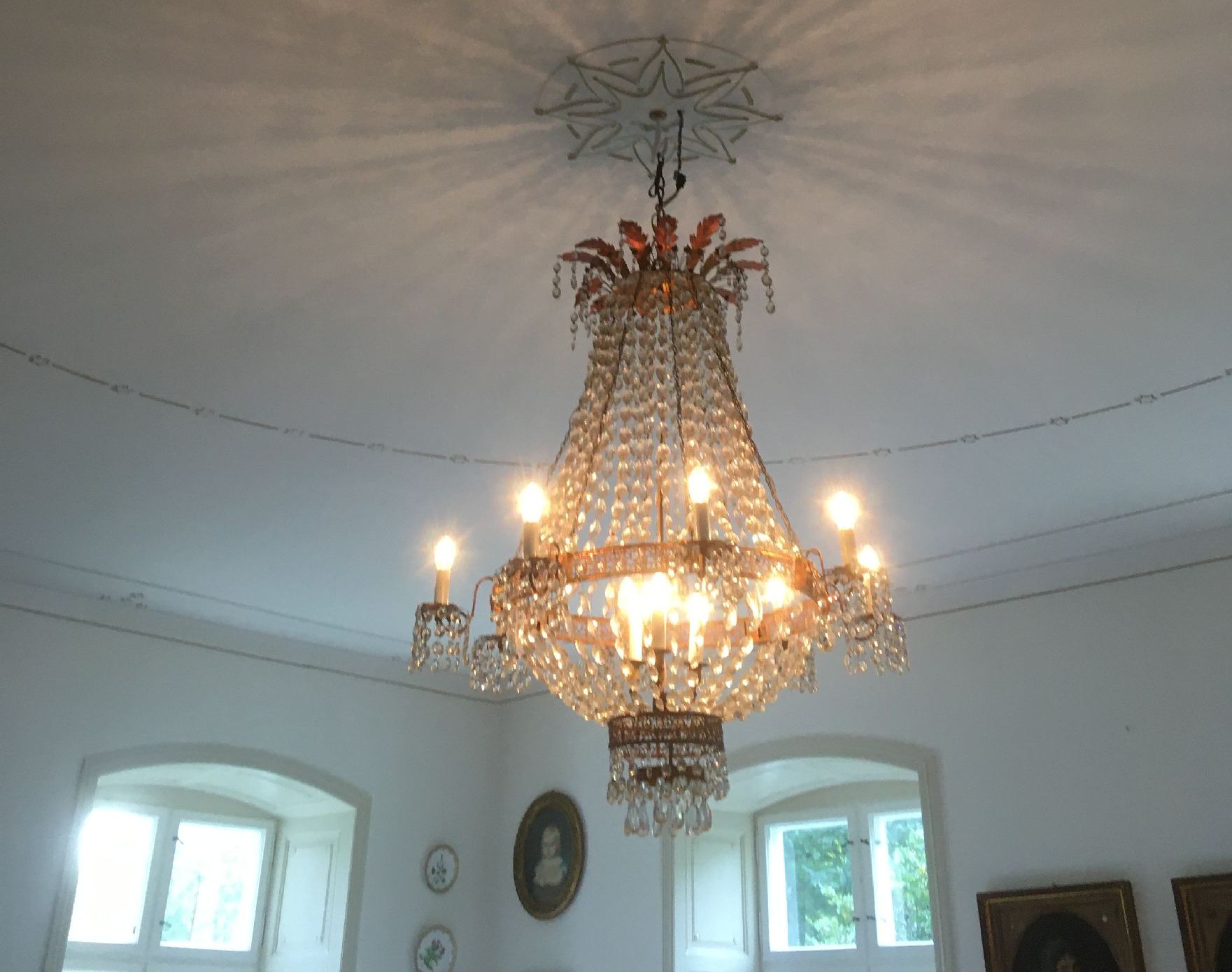 Großer Kristallleuchter an einer Decke.