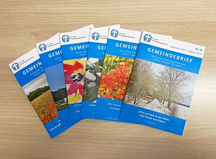 Blaue Broschüren auf einem Tisch.