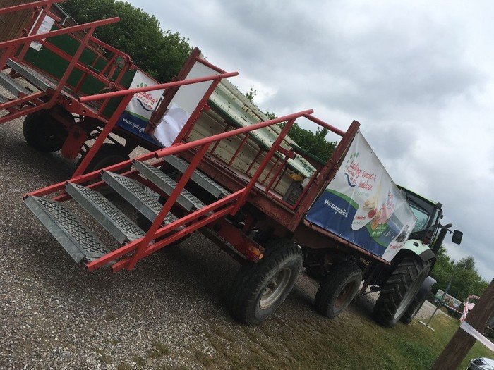 Landwirtschaftlicher Anhänger mit Stufen.