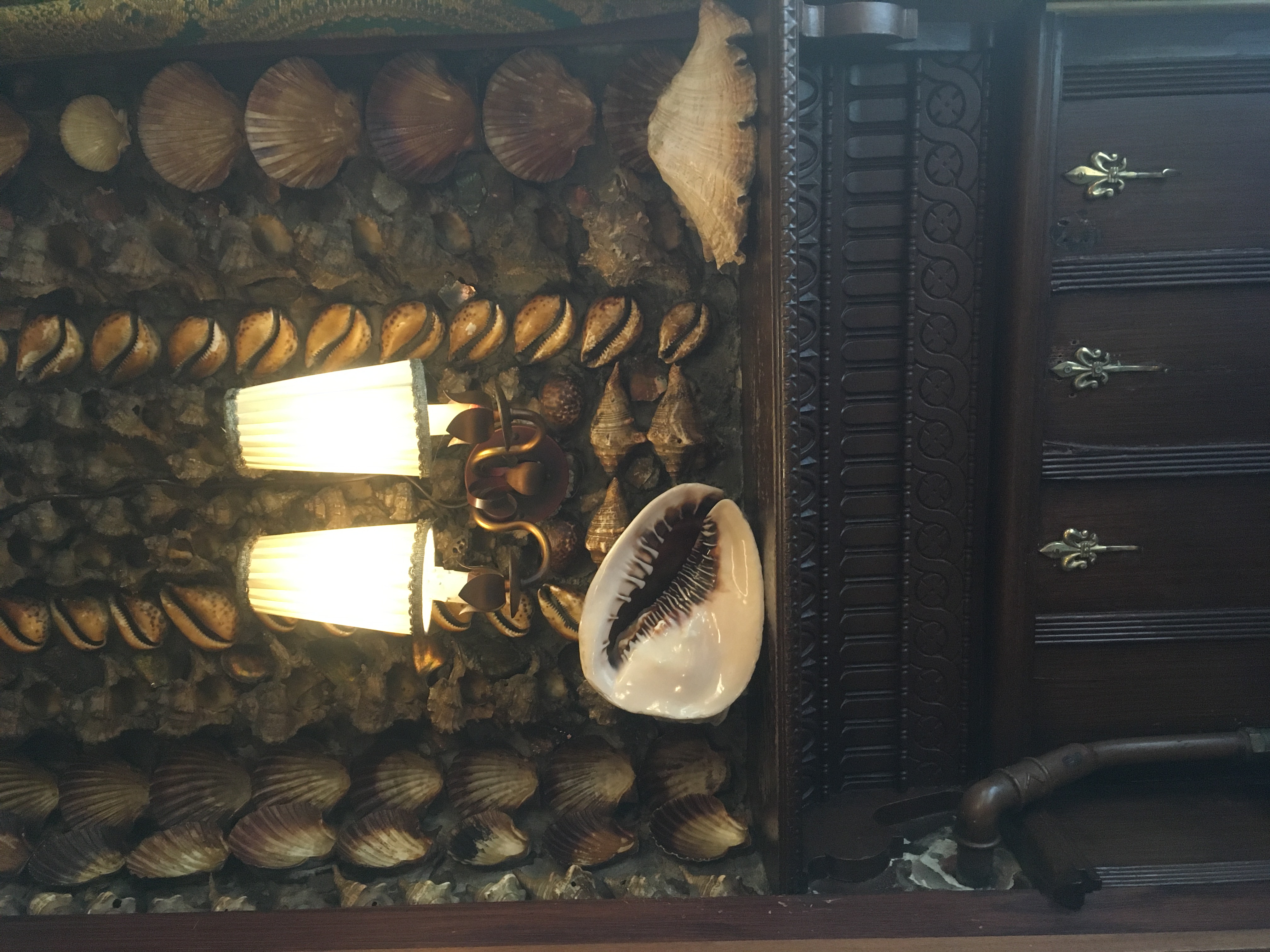 Muschel-Dekoration mit Lampen und Kamin.