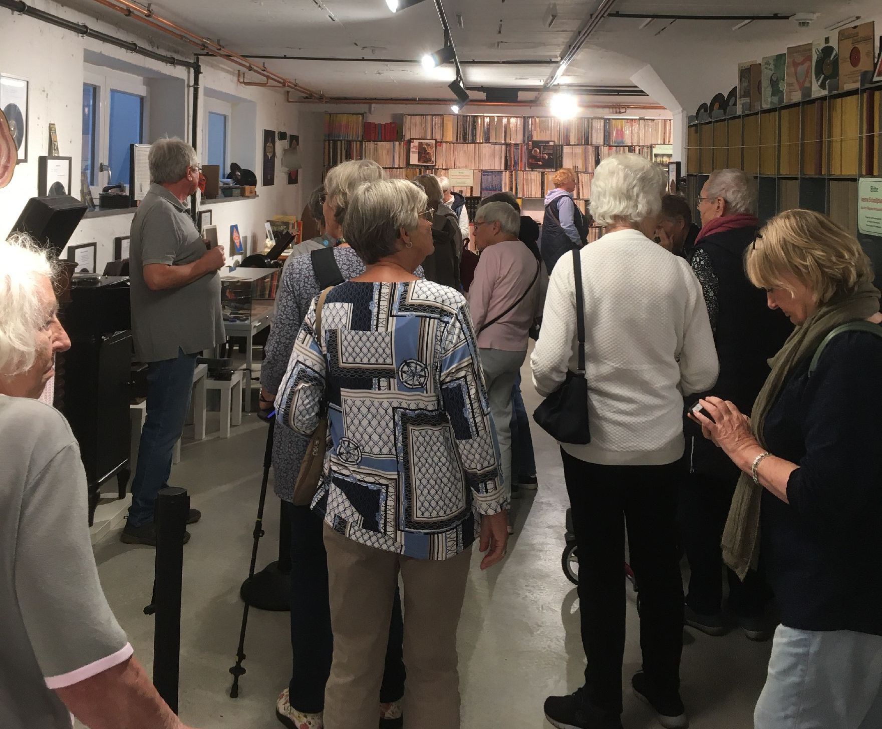 Besucher stöbern in Schallplatten.