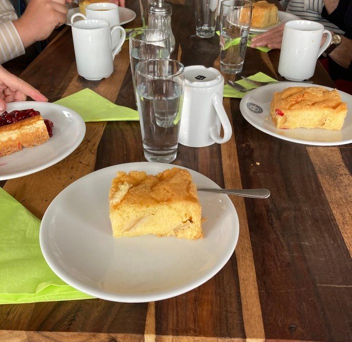 Kuchen und Getränke auf einem Tisch.