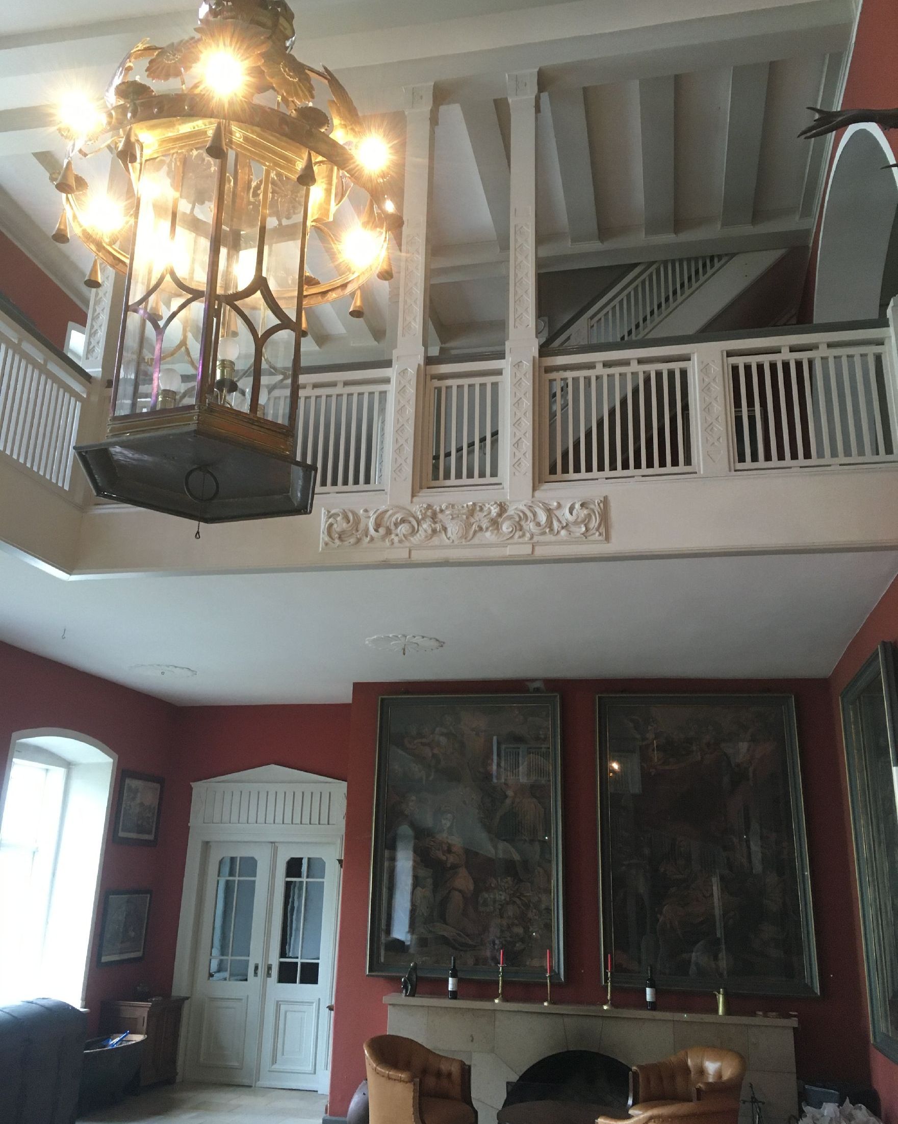 Prunkvoller Eingangsbereich mit Treppe und großem Kronleuchter.