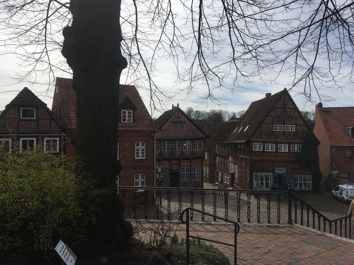 Historische Häuser mit Fachwerkgiebeln.