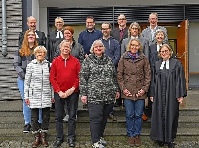 Große Gruppe Menschen auf einer Treppe.