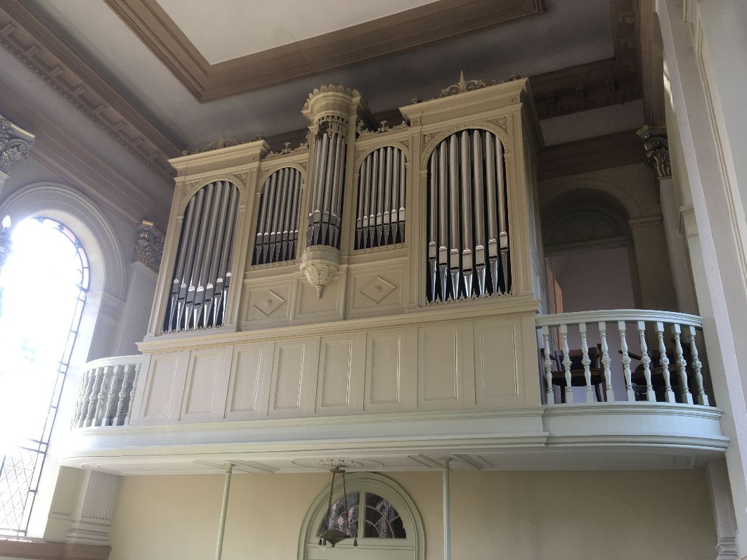 Große Kirchenorgel auf einer Empore.