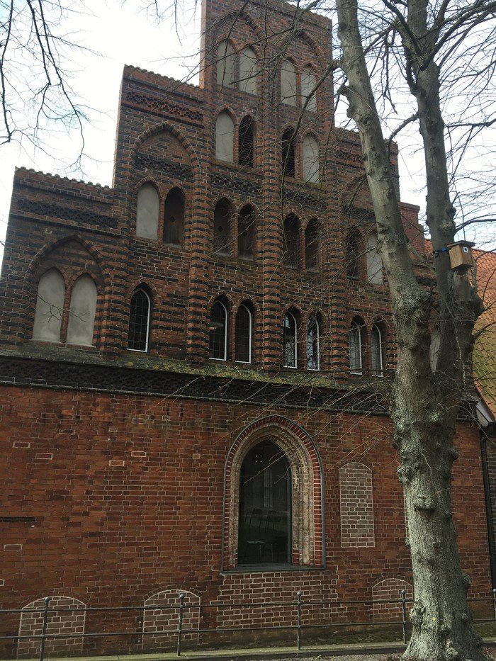 Hohes Backsteingebäude mit vielen Fenstern.