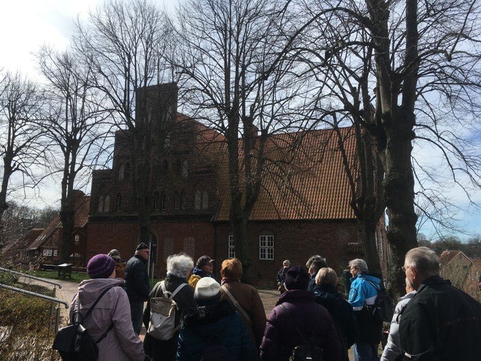 Gruppe Menschen vor einem alten Gebäude.