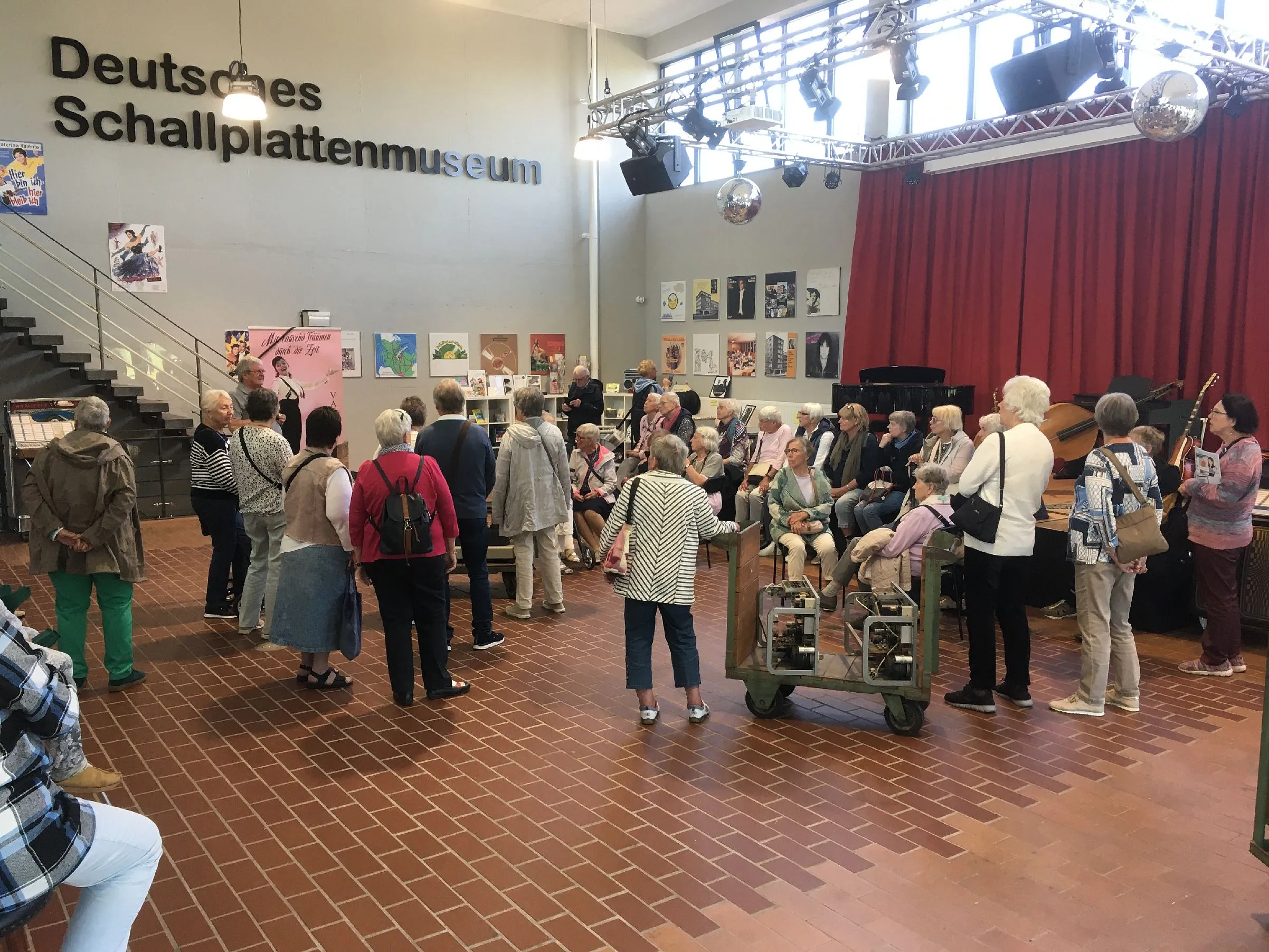 Menschen im Deutschen Schallplattenmuseum.