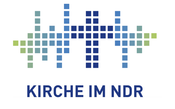 Moderne Kirche mit hohem Turm.