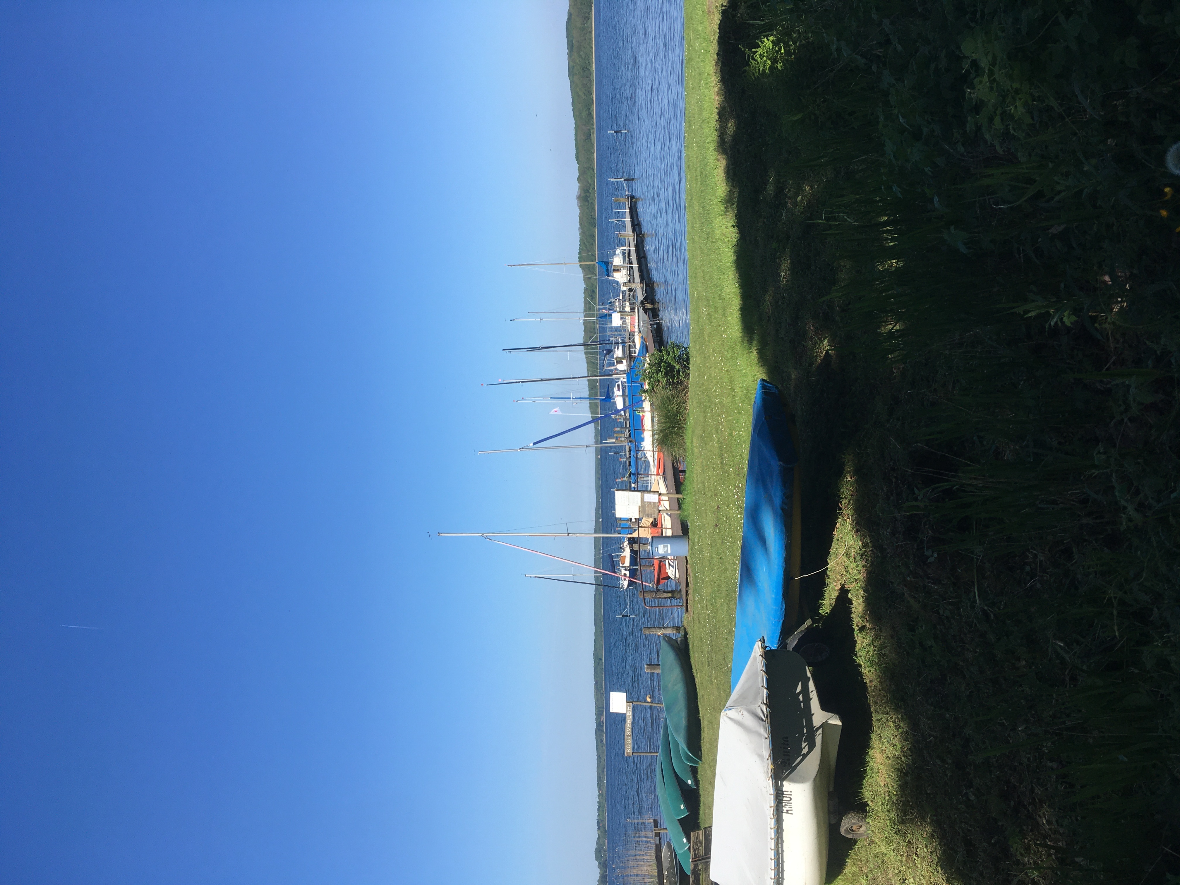 Boote am Steg in blauer Bucht.