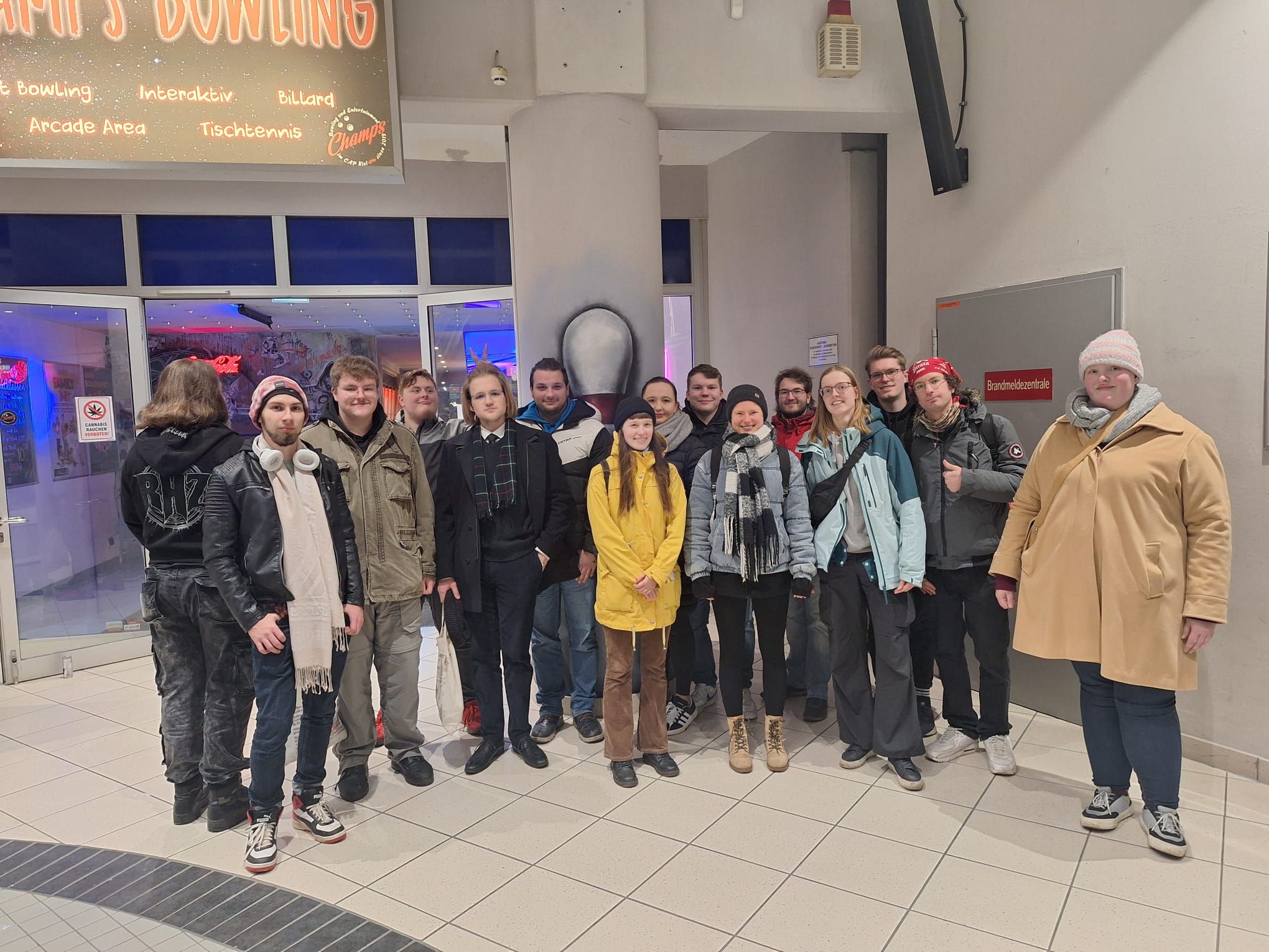 Gruppe junger Menschen in einem Bowlingcenter.